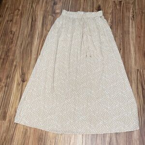 Guess women’s skirt medium 8 10 maxi tan white stretch light pattern Flowy NWT